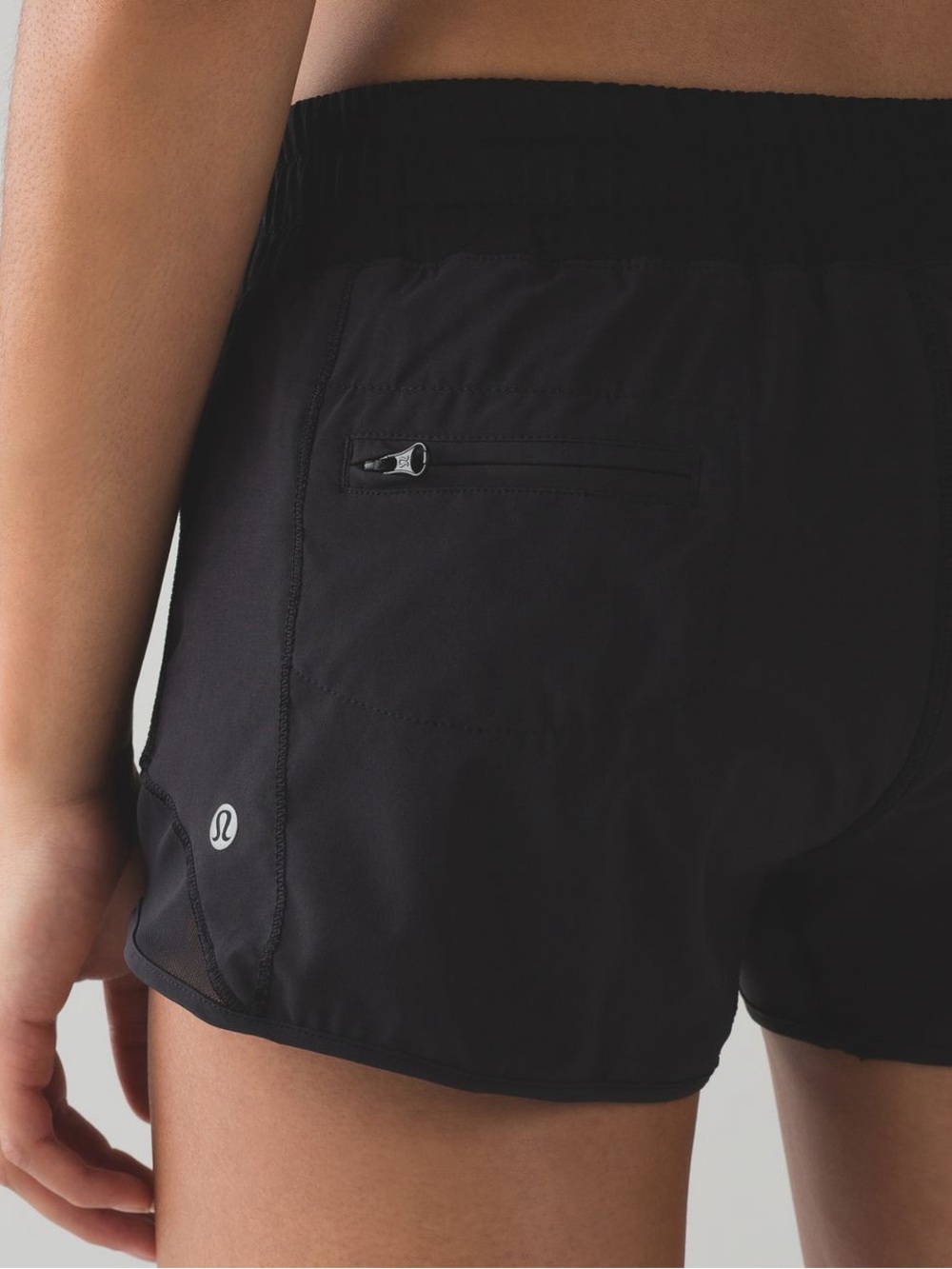 Lululemon /// Women’s Hotty Hot Shorts *2.5" - Size 6